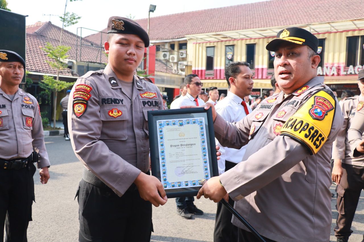 Kapolres Pelabuhan Tanjung Perak Beri Penghargaan kepada puluhan Anggota Berprestasi   