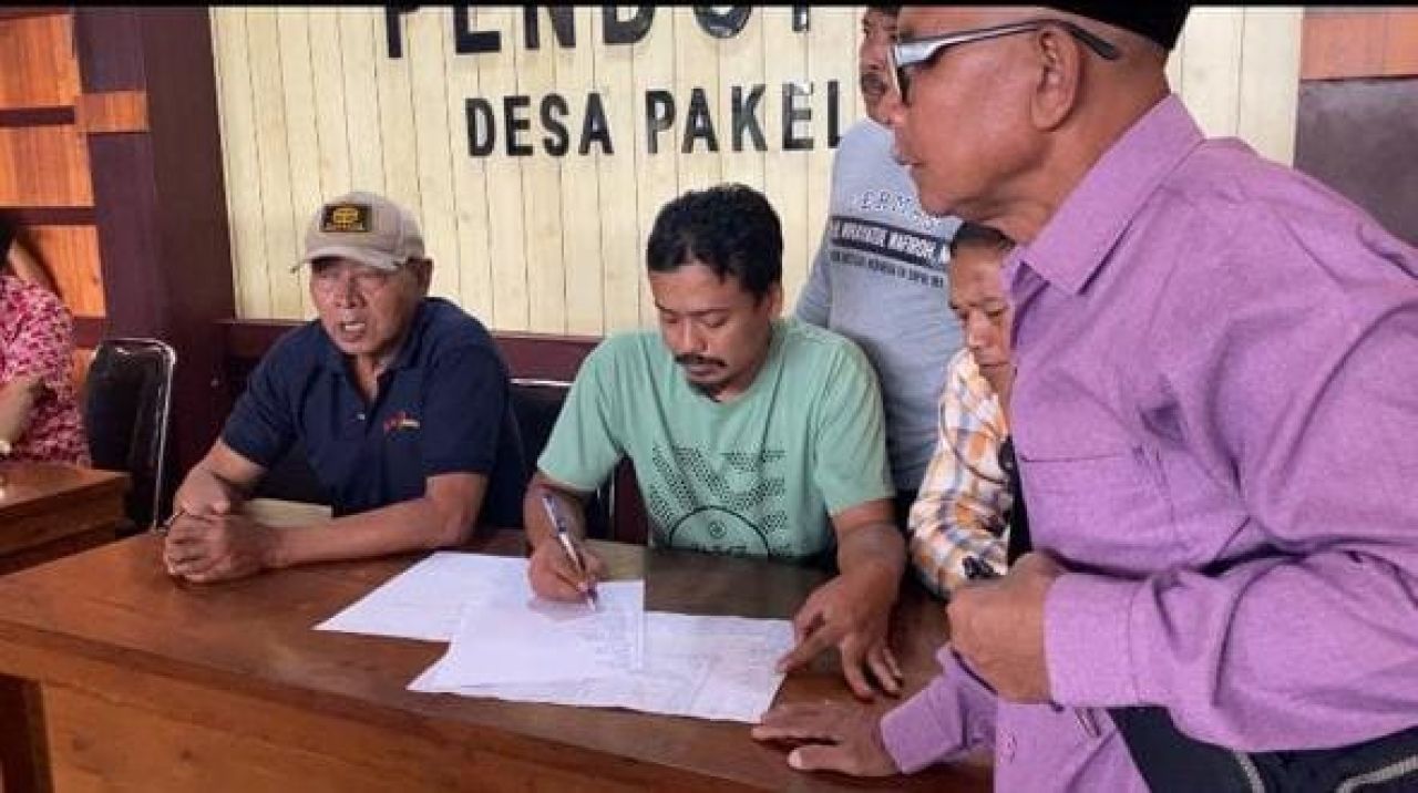 Kolaborasi Wujudkan Harkamtibmas Polresta Banyuwangi dan PT Bumisari Bagikan Tali Asih untuk Warga Pakel