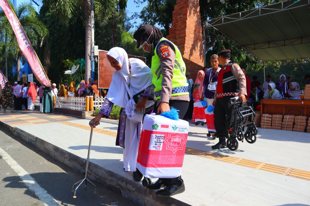 Polisi Ramah Lansia Beri Layanan Prima Pemberangkatan CJH Situbondo