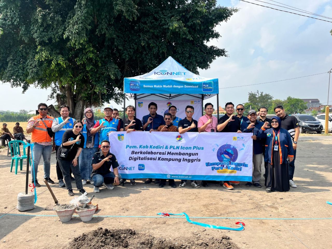 Peletakan Batu Pertama Landmark Kampung Inggris Kolaborasi ICONNET di Lapangan Tulungrejo