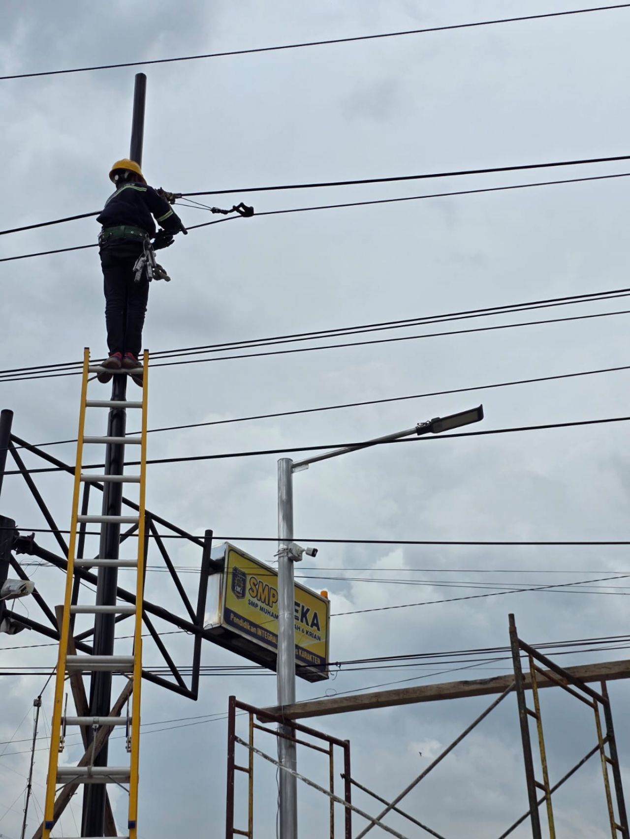 PLN Icon Lakukan Perapihan dan Pendataan kabel ilegal di Tiang PLN Kota Sidoarjo. 