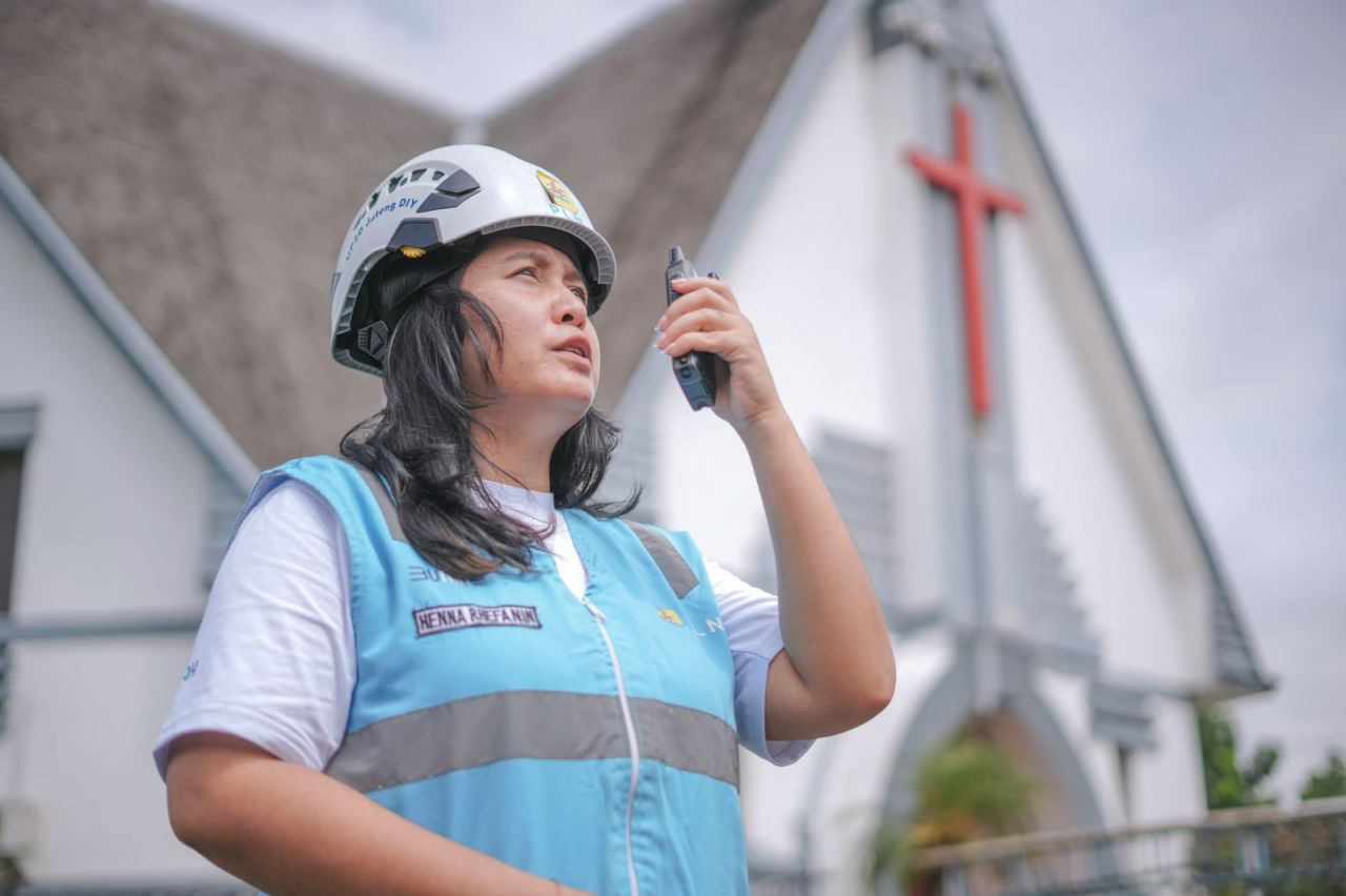 Dalam Momen Natal, Senyum Fani Srikandi PLN Penjaga Cahaya Perayaan Natal dan Tahun Baru