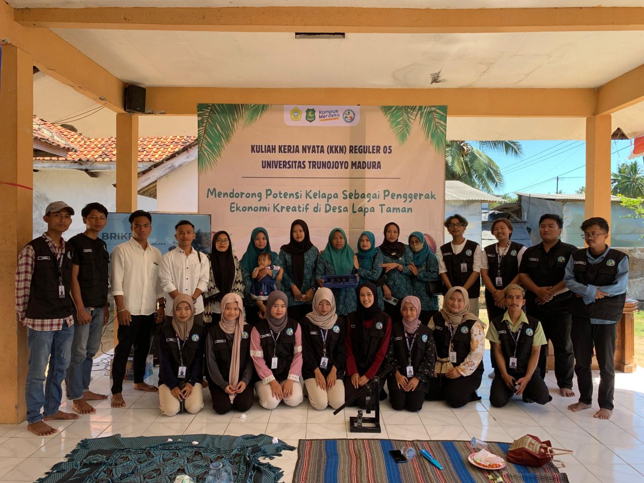 Dokumentasi 1 Foto bersama warga