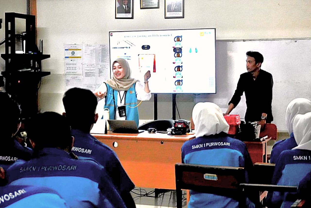 PLN Icon Plus Perkuat Literasi Digital Siswa SMKN 1 Purwosari Melalui Program Kelas Industri