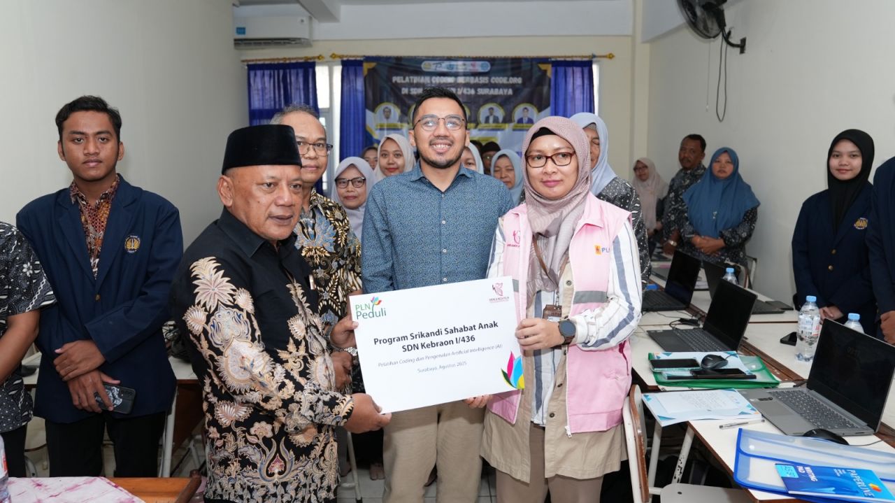 Srikandi PLN UIP JBTB Bekali Siswa dan Guru SDN Kebraon 1 Surabaya Keahlian Coding dan AI