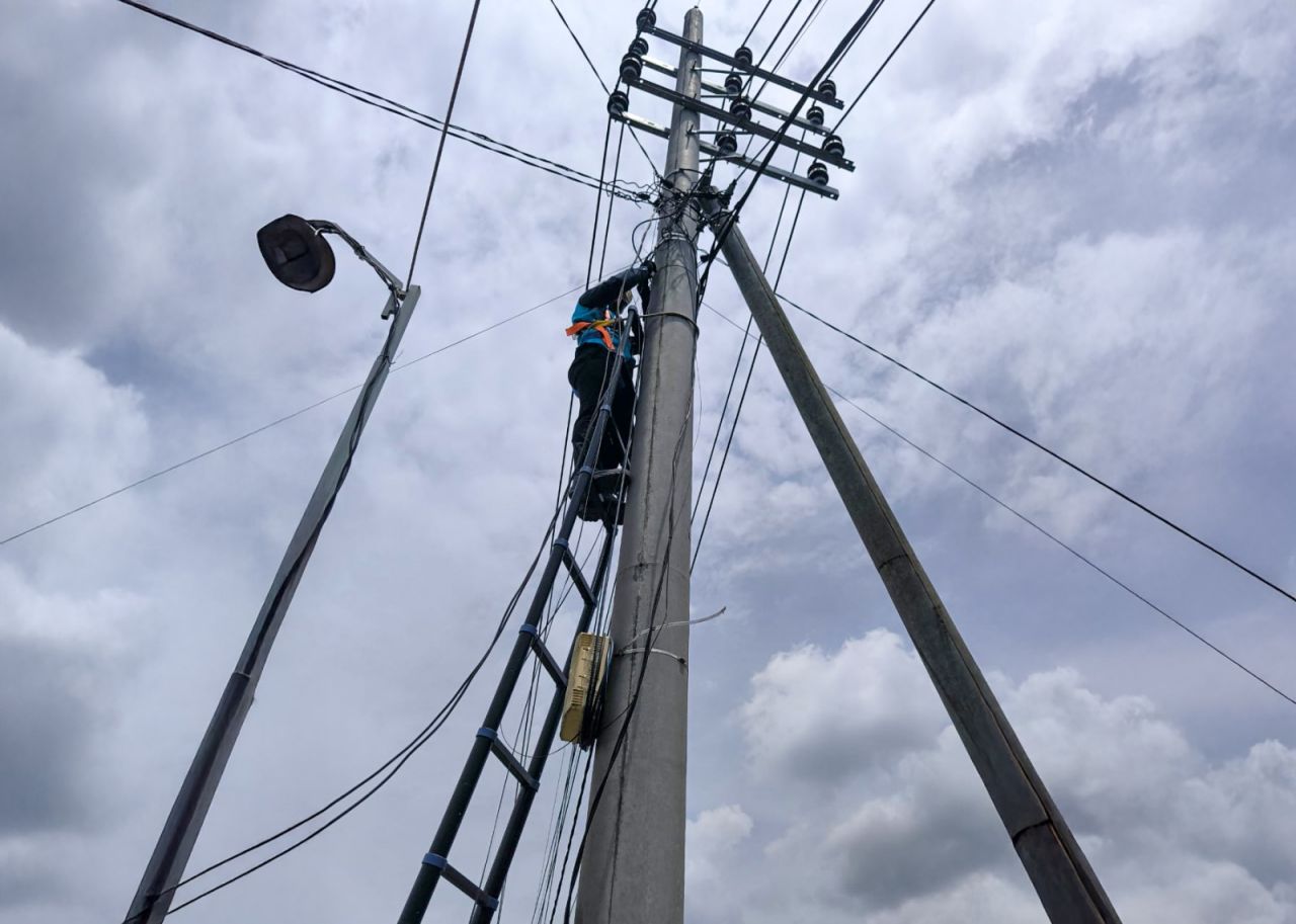 Komitmen Layani Sepenuh Hati, PLN Icon Plus Lakukan Penataan Aset Telekomunikasi Dukung Keandalan dan Estetika Kota Ngawi