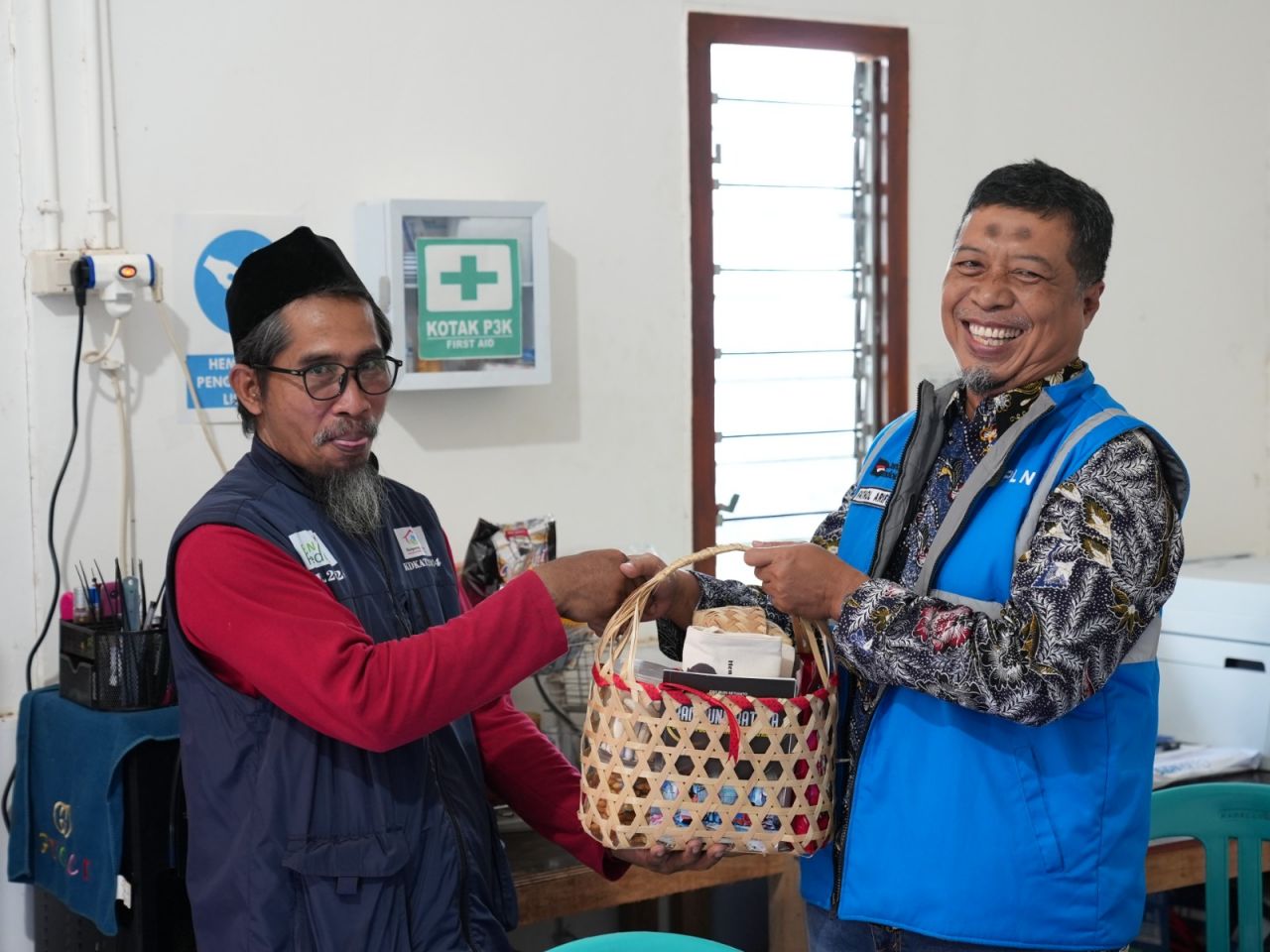 Sinergi Kelistrikan dan Kearifan Lokal: Di Sela Tinjauan Proyek GITET 500 kV Kalipuro, GM PLN UIP JBTB Nikmati Cita Rasa Kopi Papring Binaan PLN Peduli