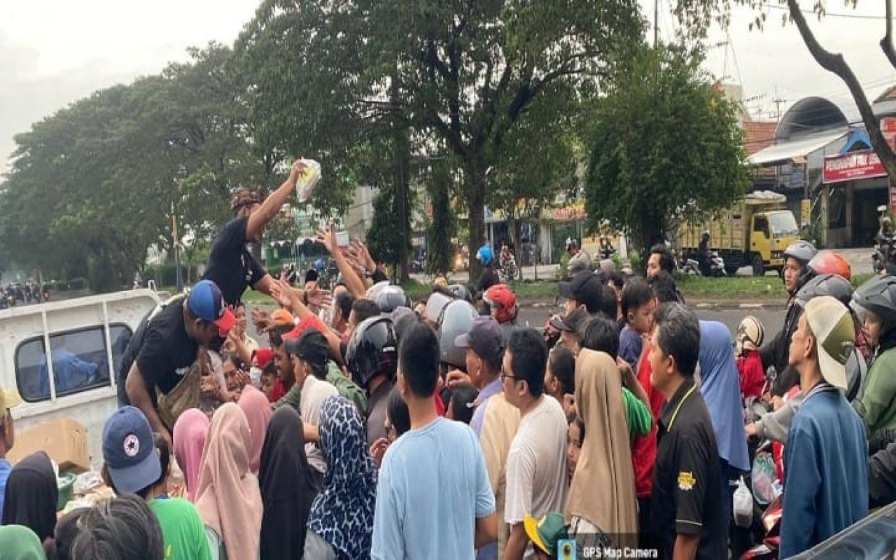 Aksi Berbagi Dibulan Ramadhan, MAKI Jatim Bagi 1.000 Paket Takjil di Pertigaan Albatros Juanda