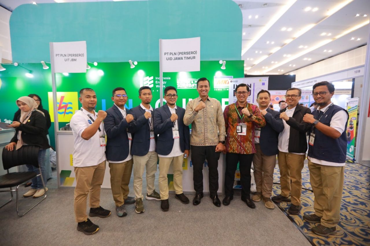 Kunjungan GM PLN UID Jatim dengan tim Karya Inovasi di booth PLN dalam acara Surabaya Electric Forum 2026
