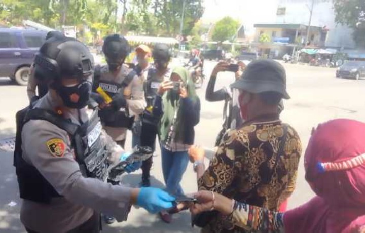 Patroli Pamor Keris Polsek Tambaksari Bagikan Jas Hujan dan Vitamin