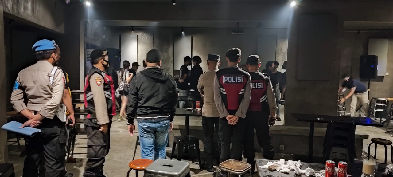 Ingatkan Prokes Tim Pamor Keris Gabungan Polresta Malang Kota Datangi Tempat Hiburan Malam dan Cafe