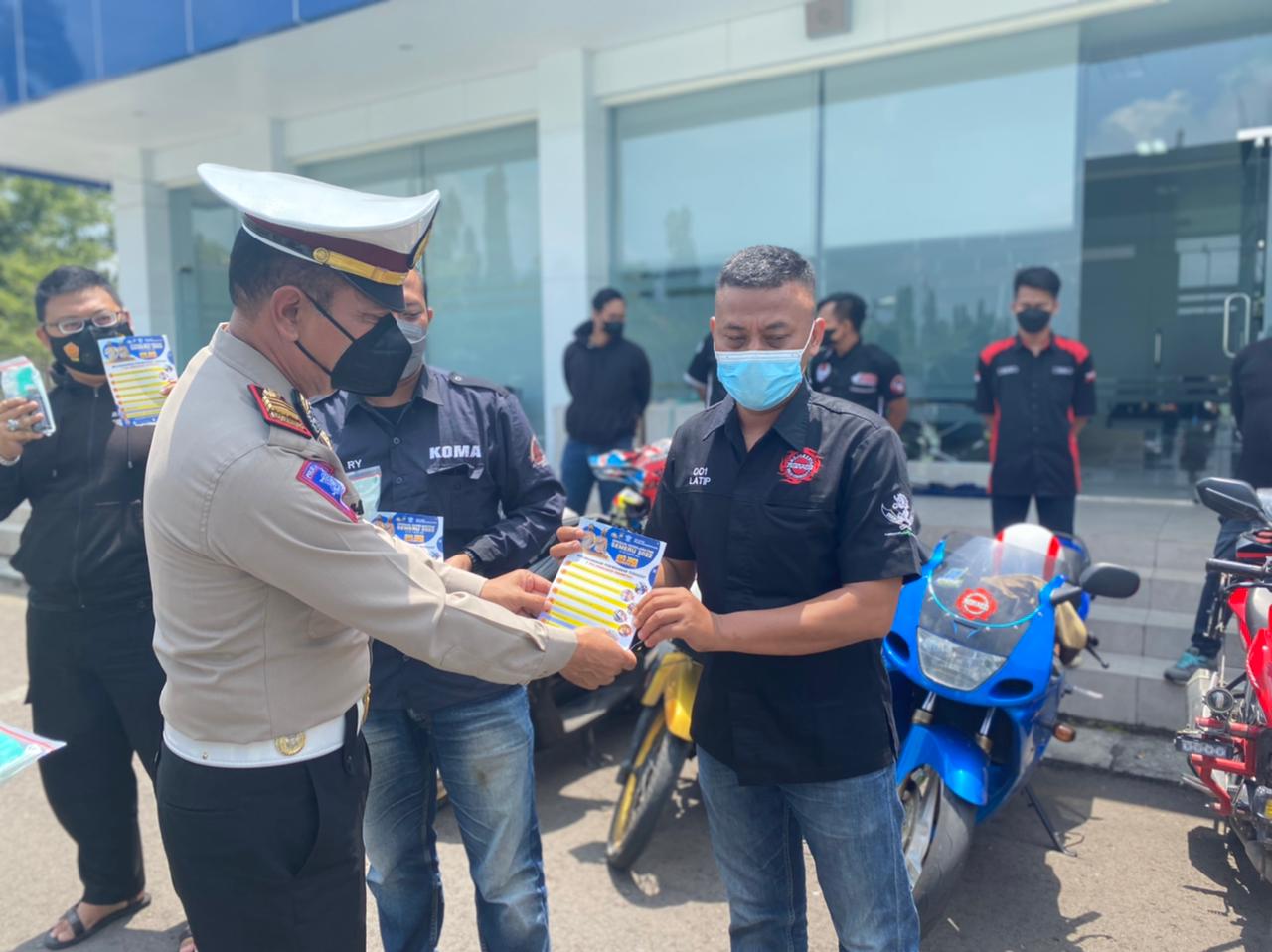 Satlantas Polresta Mojokerto Gandeng Komunitas Club Otomotif Kampanyekan Prokes di Jatim