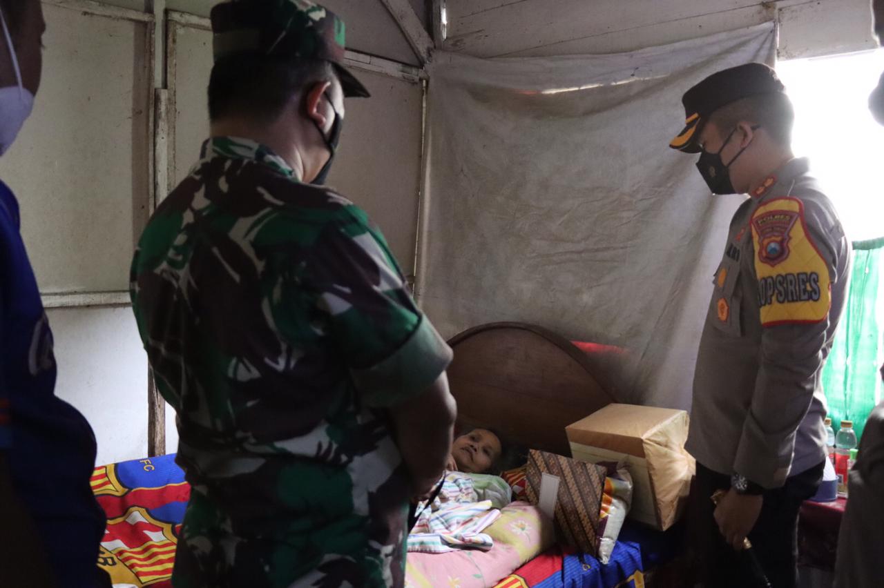 TNI-Polri Peduli, Dandim dan Kapolres Bojonegoro Salurkan Bansos Kepada Warga Yang Sakit