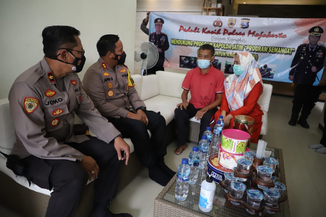 Laksanakan Program Semangat, Kapolres Mojokerto Besuk Anggota Yang Sakit