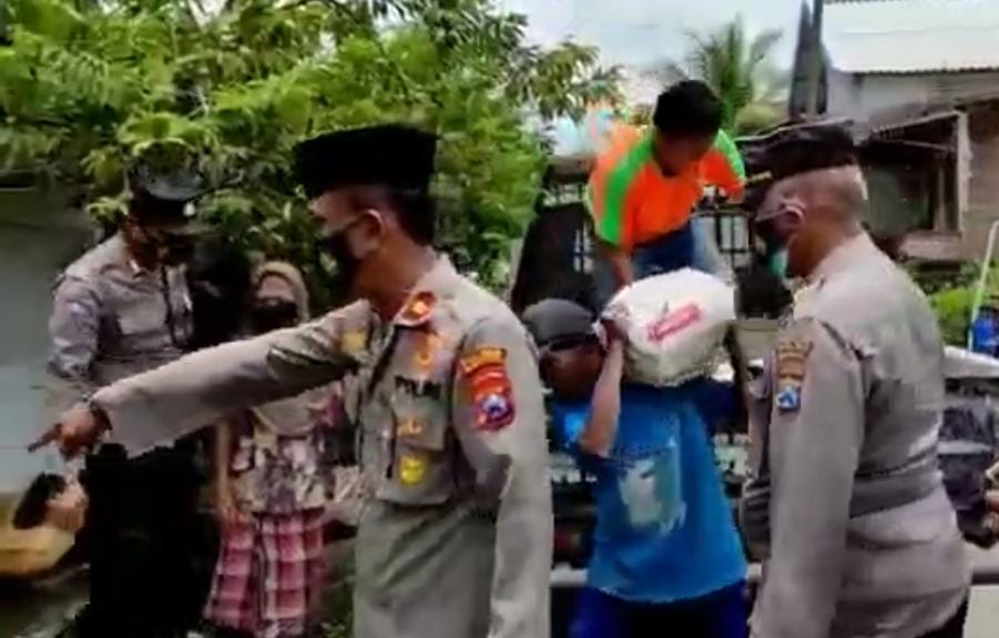 Polri Peduli, Mbah Karmaen Penderita Stroke Mendapat Bantuan Rehap Rumah dan Kursi Roda dari Polresta Mojokerto