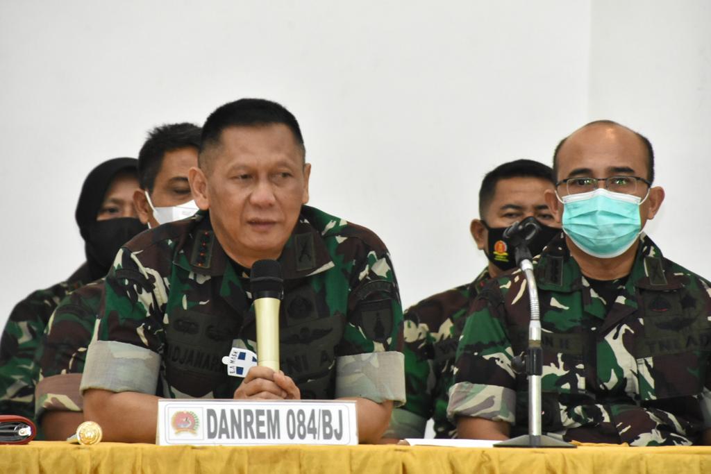 Pengarahan Danrem 084/BJ kepada Prajurit dan Pns pada kegiatan Jam Komandan
