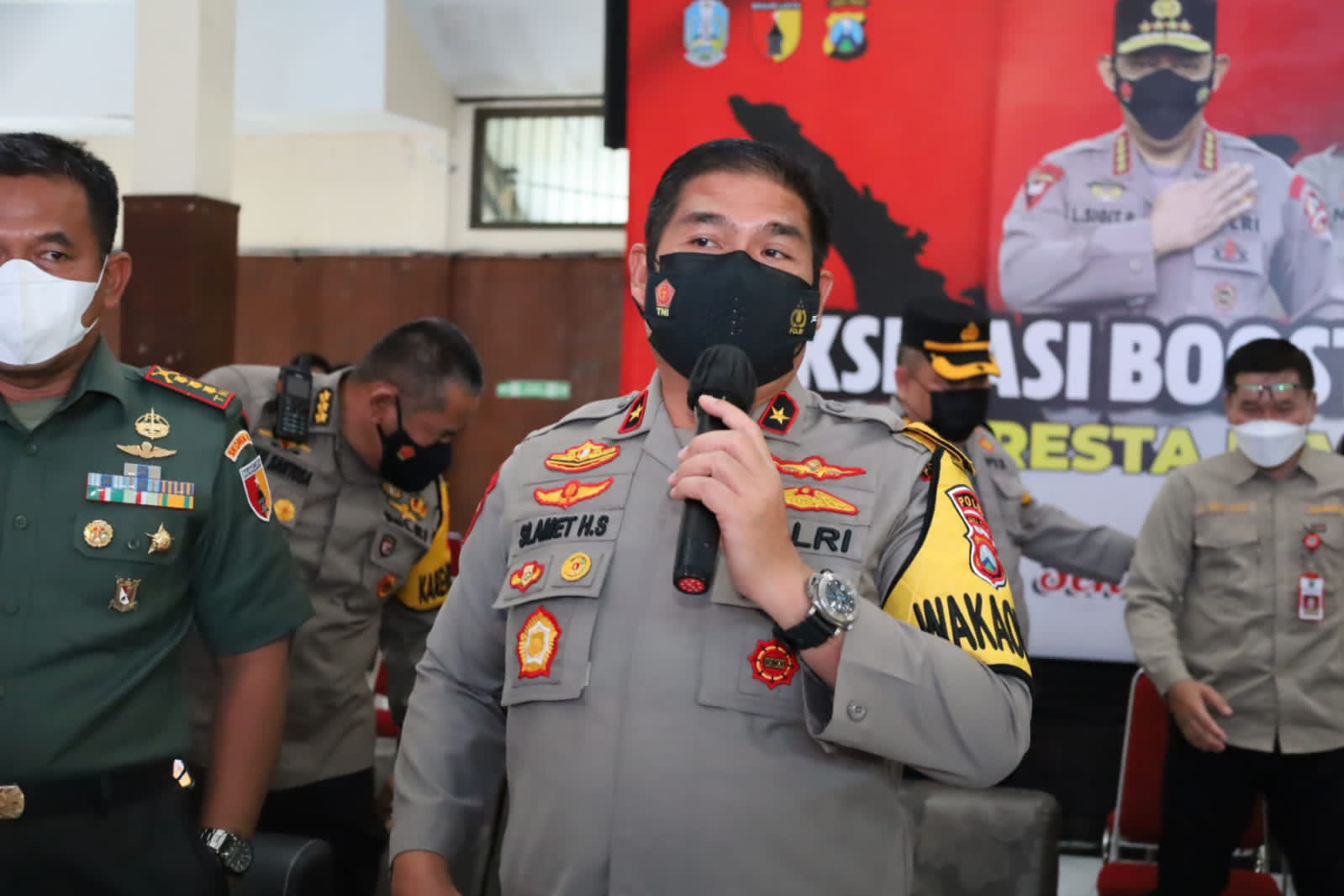 Waka Polda Jatim Ikuti Vaksinasi Massal Serentak Secara Virtual Melalui Zoom Meeting Bersama Wakapolri
