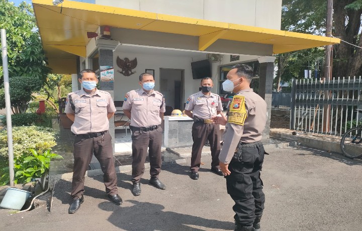 Tetap Waspada.! Himbauan Bhabinkamtibmas Polsek Gayungan Saat Kunjungan Dialogis Satpam di Kantor PLN Ketintang.