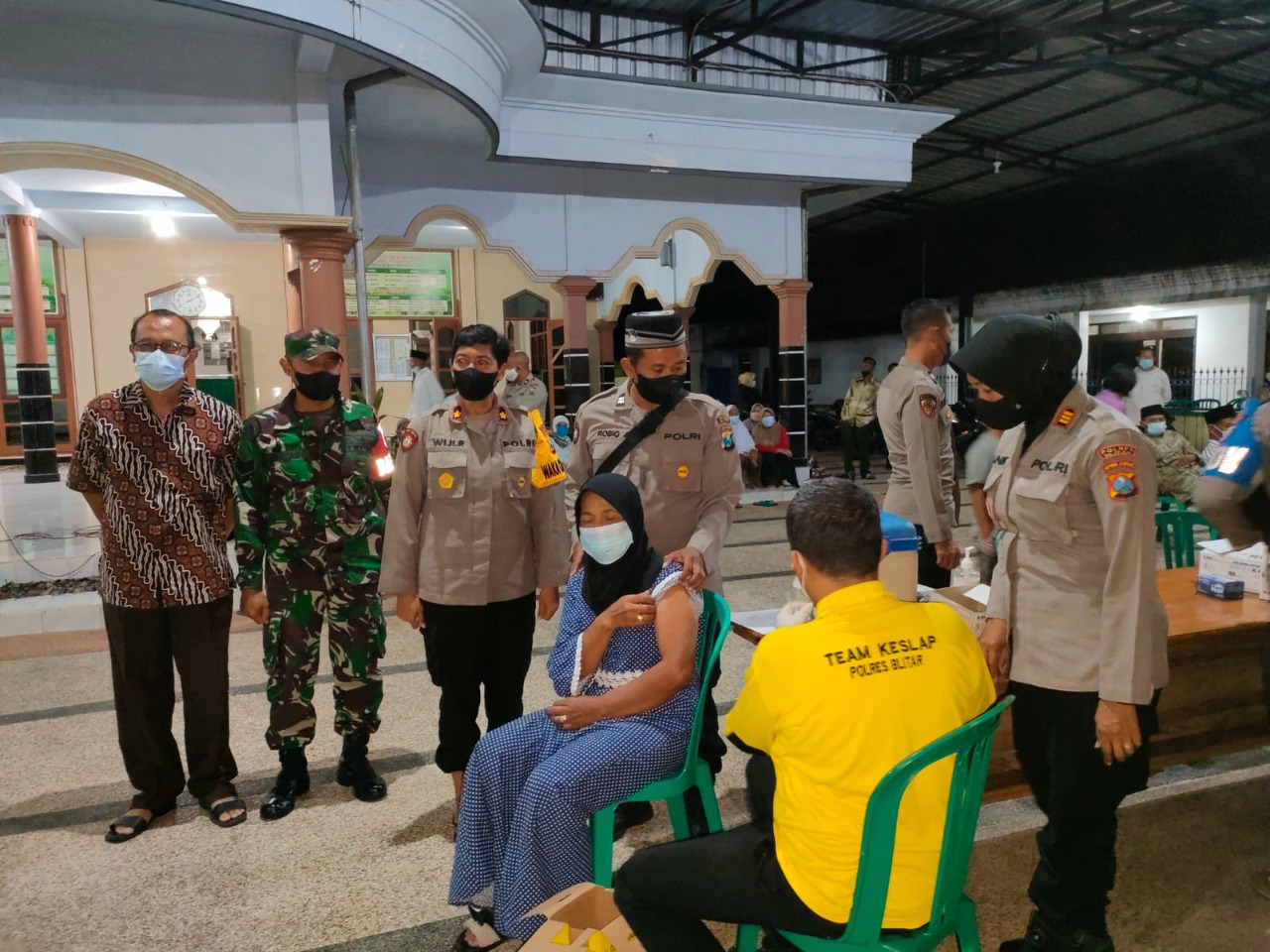 Inovatif, Polres Blitar Gelar Vaksinasi Booster Kepada Jamaah Sholat Terawih