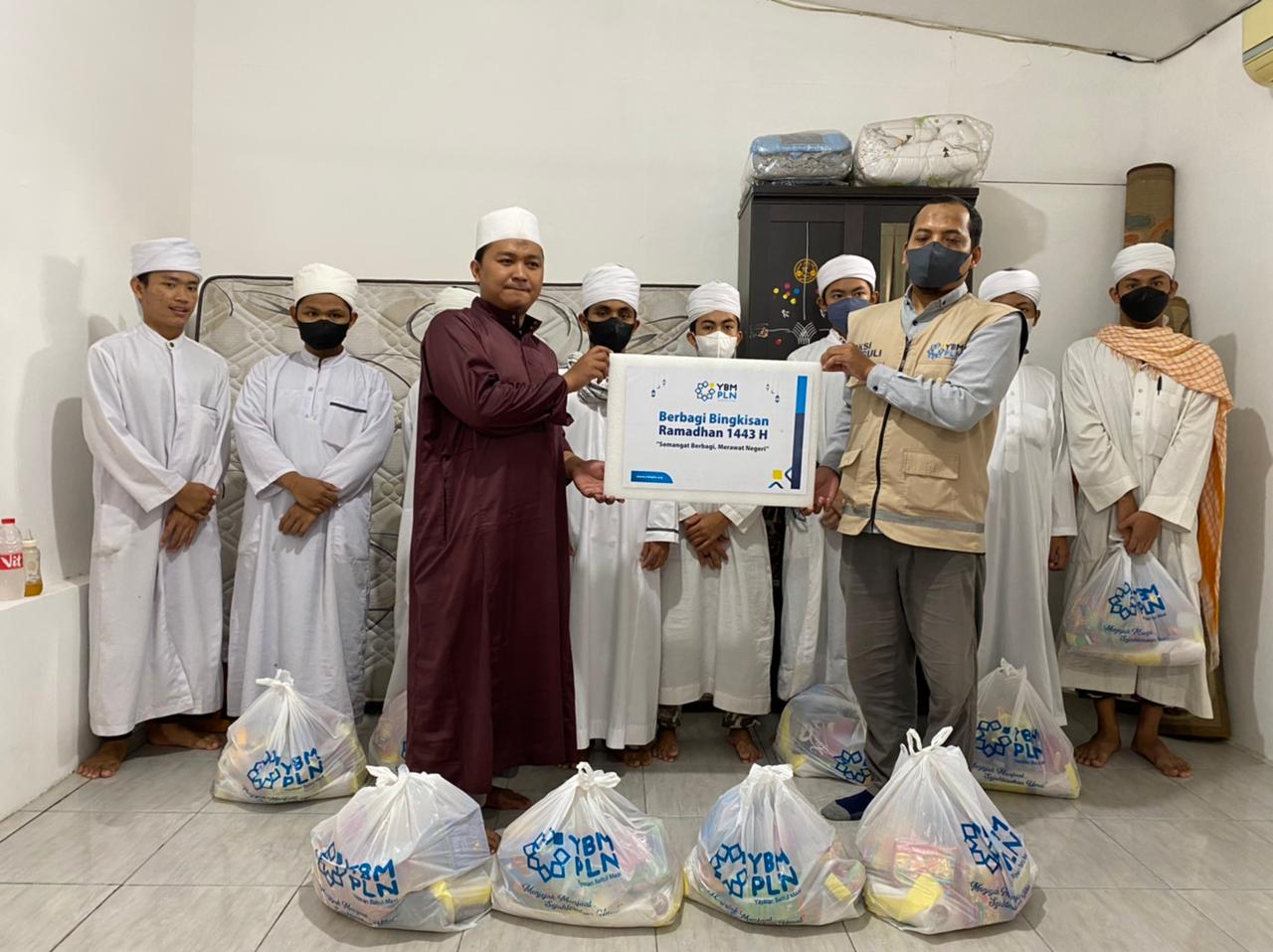 Memaknai Ramadhan di Tengah Pandemi YBM PLN Berbagi dengan Kaum Dhuafa