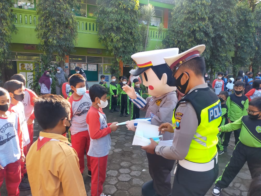 Menanamkan Disiplin Sejak Dini,Si Bontas Polres Batu Keliling Sekolah