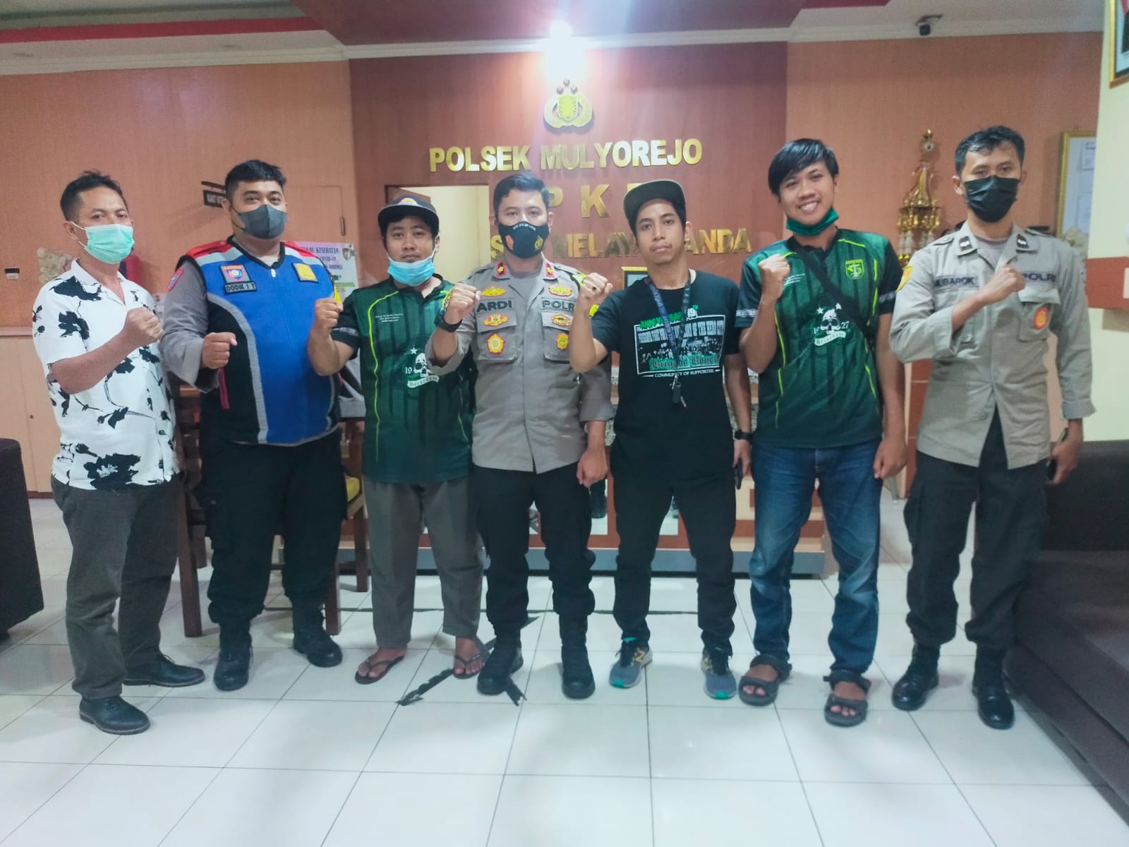 Jelang HUT Persebaya Ke 95 Kapolsek Mulyorejo Dapat Kunjungan Brigade Bonek
