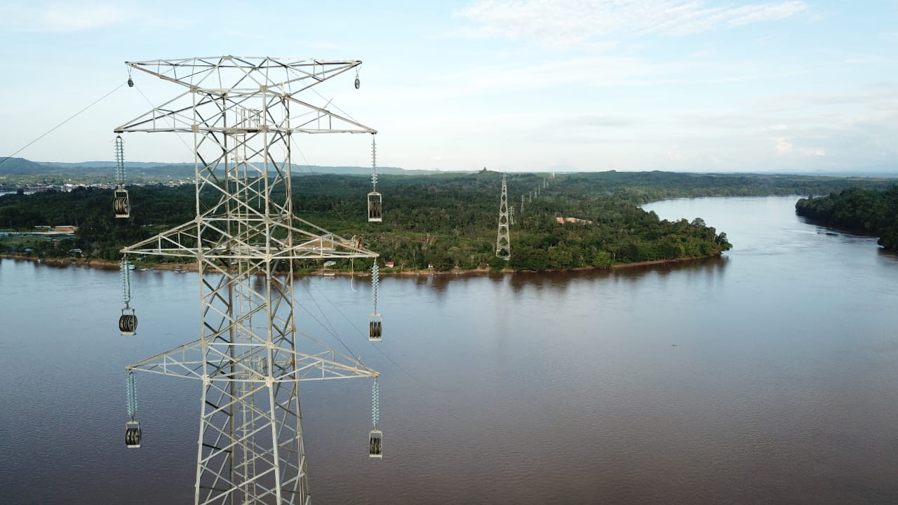 Tertinggi di Kalbar, PLN Bangun Tower Setinggi 123 Meter Lintasi Sungai Kapuas