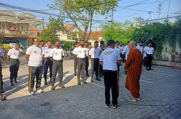 Polda Jatim Gelar Baksos Di Vihara Dhammadipa Surabaya