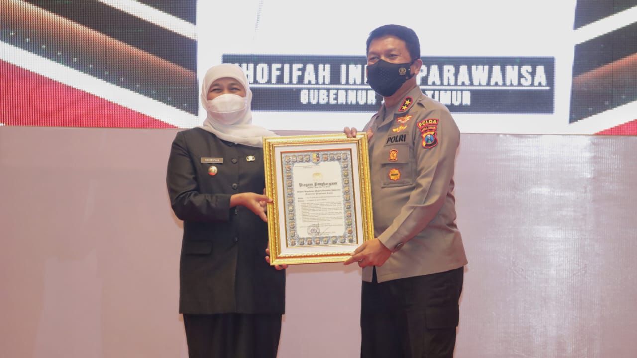 Gubernur Jatim Terima Penganugrahan Pin Emas dan Penghargaan dari Kapolri