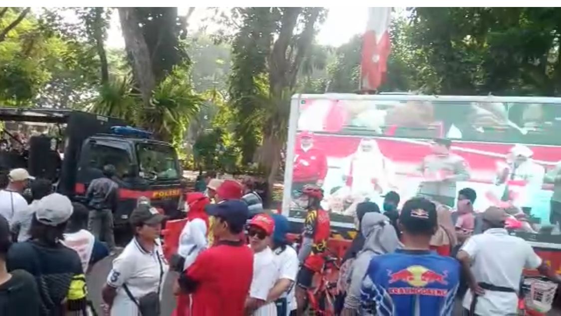 Siarkan Kirab Merah Putih Dengan Videotron, Polda Jatim Hibur Masyarakat di CFD Taman Bungkul Surabaya