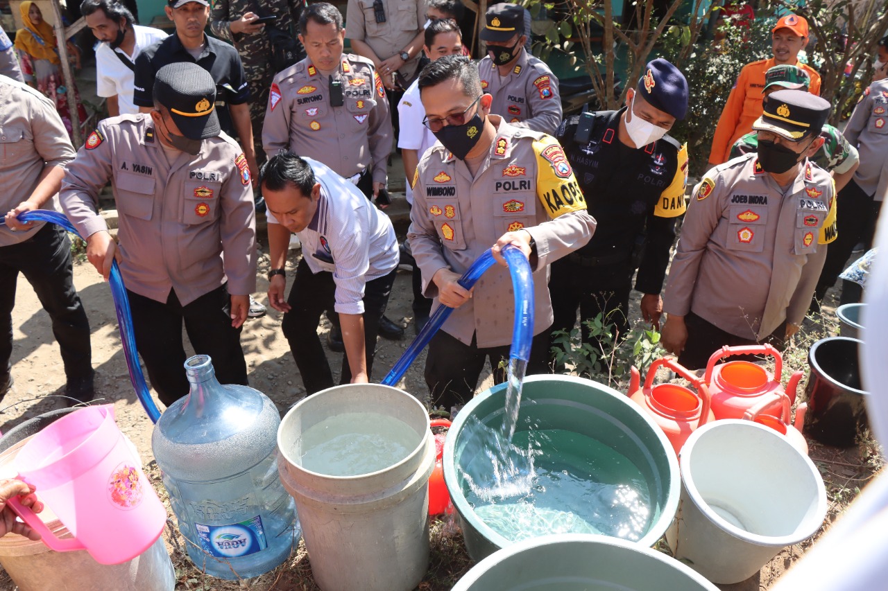 Polres Bondowoso Distribusikan Puluhan Ribu Liter Air Besih untuk Warga Terdampak Kekeringan di 6 Titik