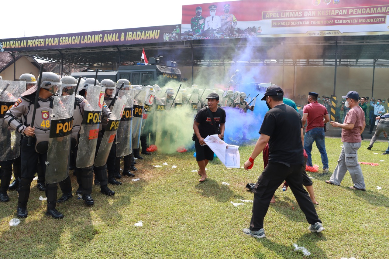 Bupati Mojokerto Apresiasi Kesiapan Polresta Mojokerto saat Simulasi Pam TPS Pilkades