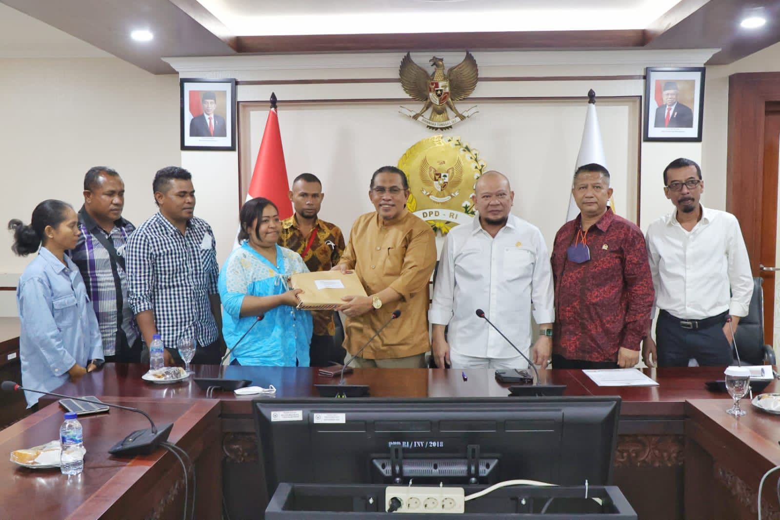 Diberhentikan Bupati, Tenaga Harian Lepas Pemkab Nagekeo Mengadu ke Ketua DPD RI