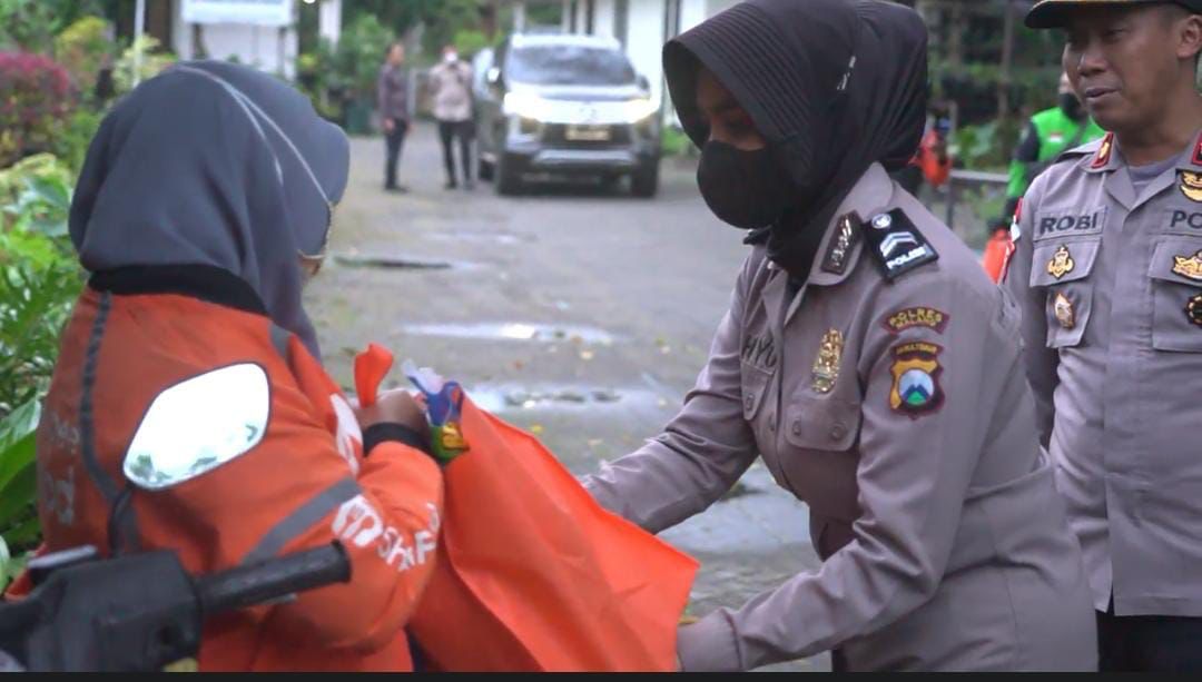 Kapolda Jatim perintahkan Kapolres Jajaran Salurkan Bantu Sosial Bagi Masyarakat Kurang Mampu