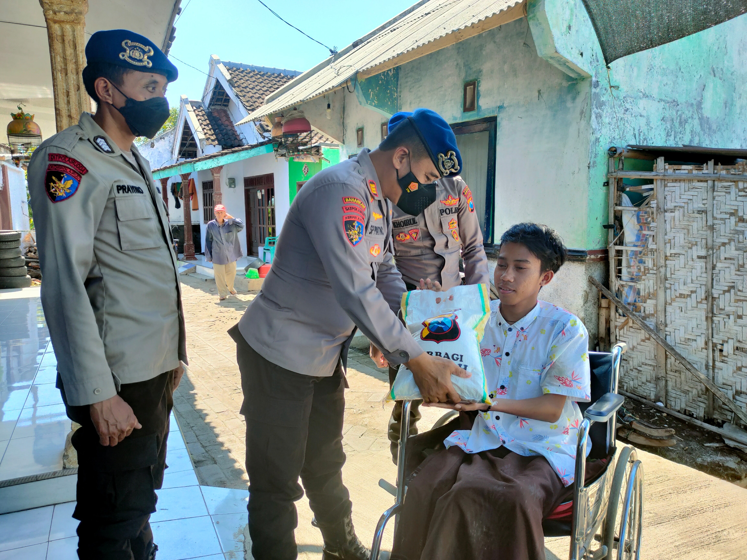 Peduli Kaum Disabilitas, Satpolairud Polres Probolinggo Beri Bantuan Door to door
