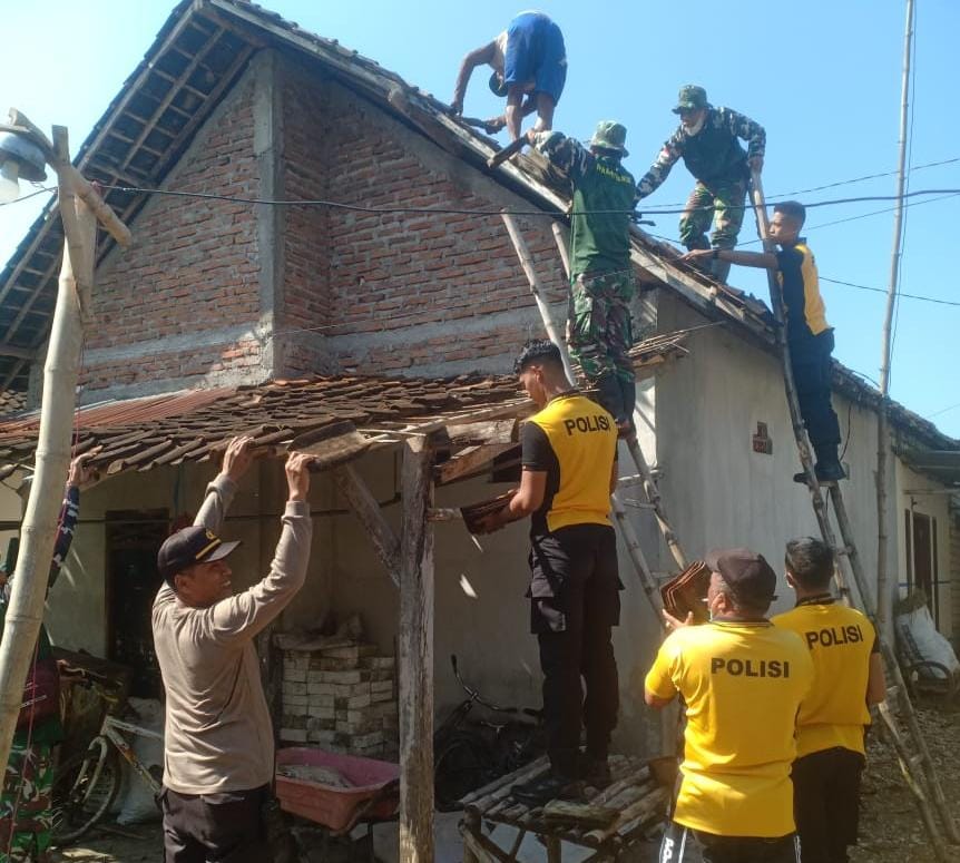 Kompak Polisi di Bojonegoro Bersama TNI dan Satpol PP Perbaiki Rumah Warga Akibat Angin Puting Beliung