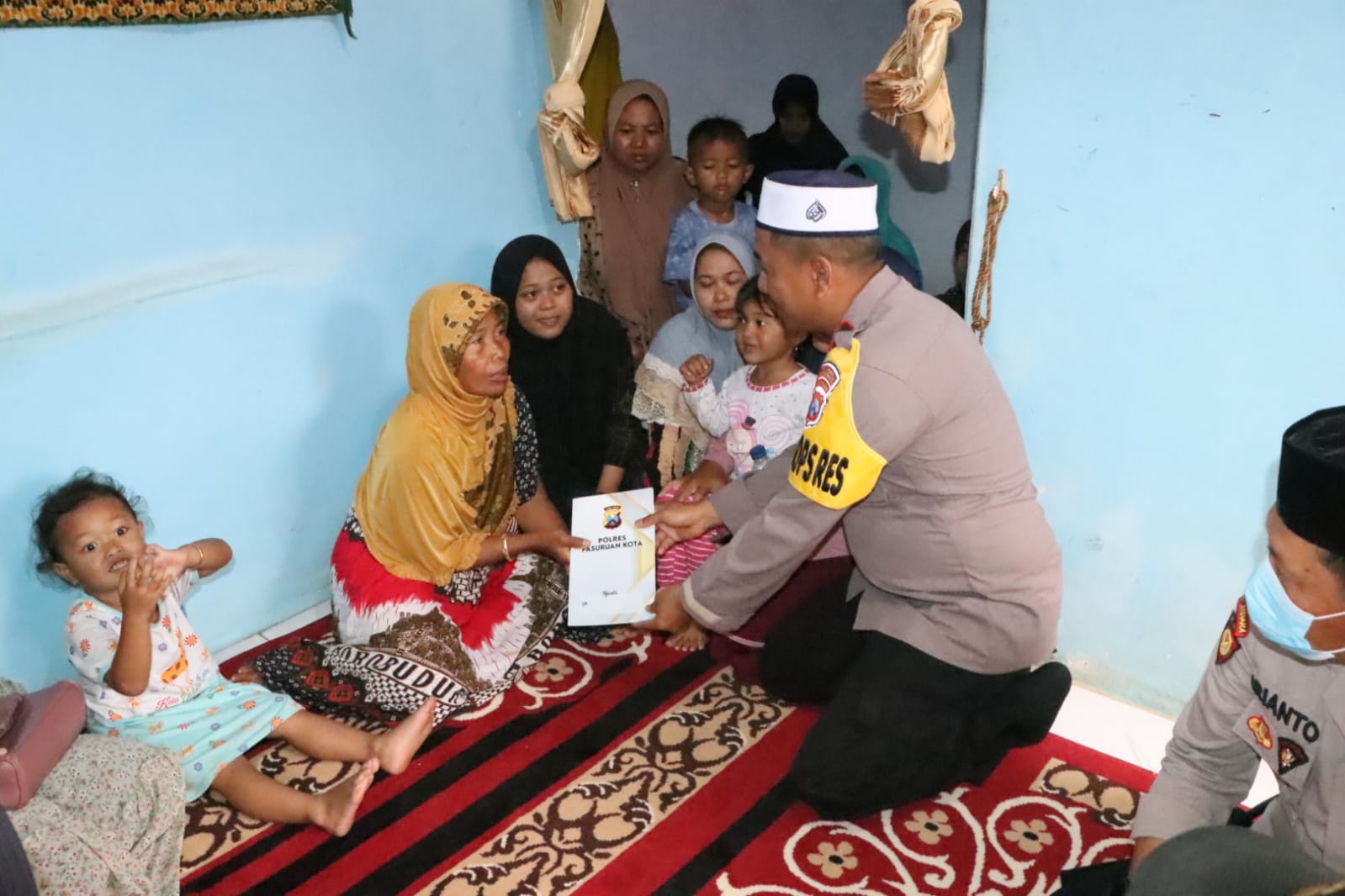 Polres Pasuruan Kota Berikan Santunan untuk Keluarga Korban Tragedi Kanjuruhan