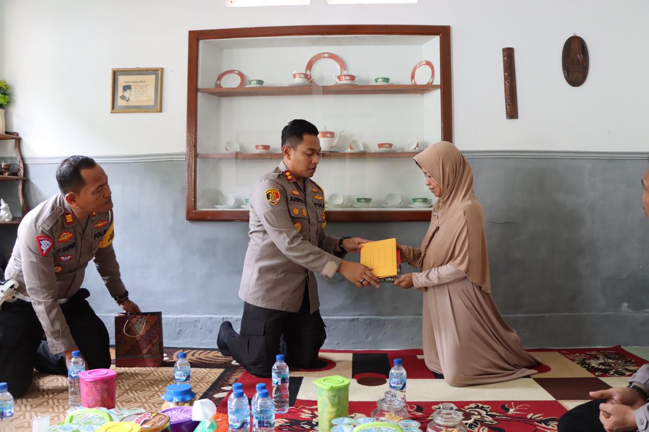Polres Probolinggo Berikan Santunan dari Kapolri dan Kapolda Jatim Untuk Tiga Keluarga Korban Tragedi Kanjuruhan