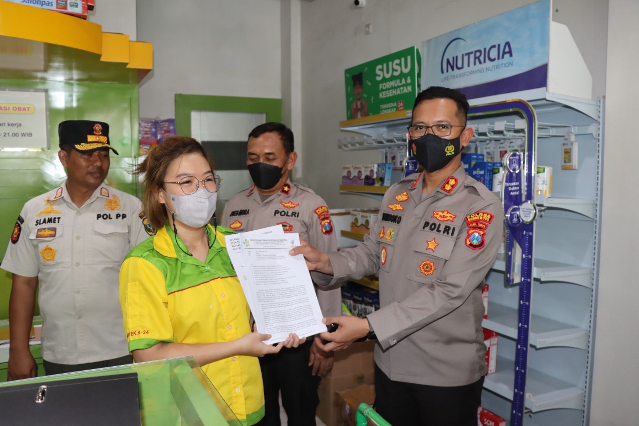Antisipasi Kasus AKI, Kapolres dan Kadinkes Bondowoso Lakukan Sidak Apotek