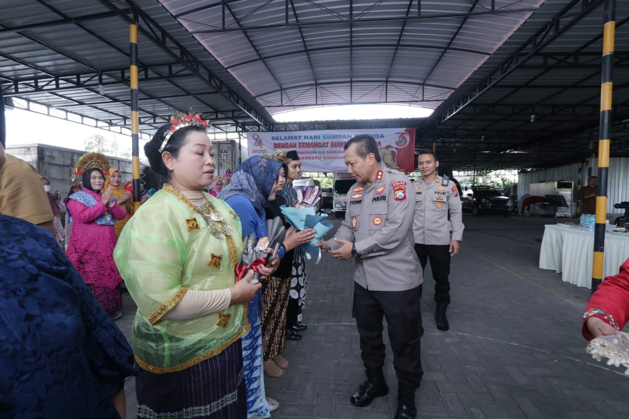 Sambut HUT Rs. Bhayangkara Polda Jatim, Petugas Pelayanan Gunakan Baju Adat