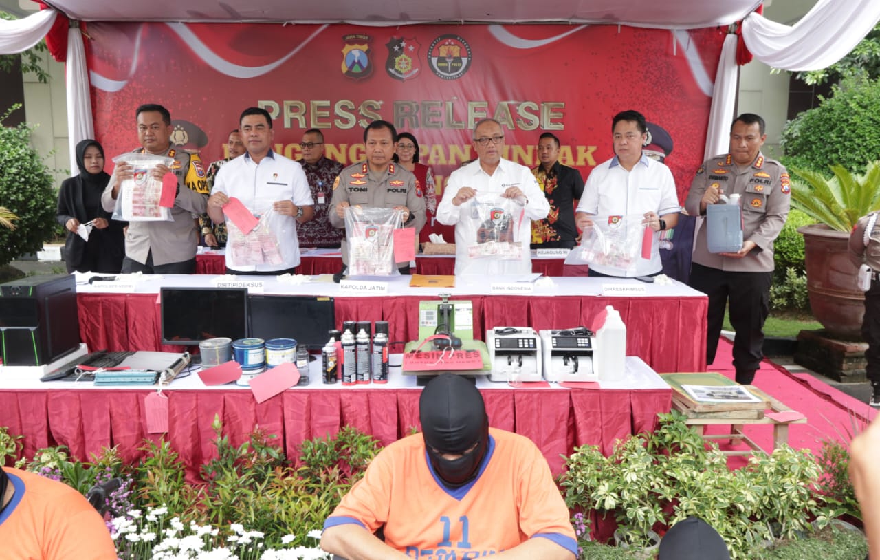 Polda Jatim Bongkar Sindikat Produsen dan Pengedar Uang Palsu