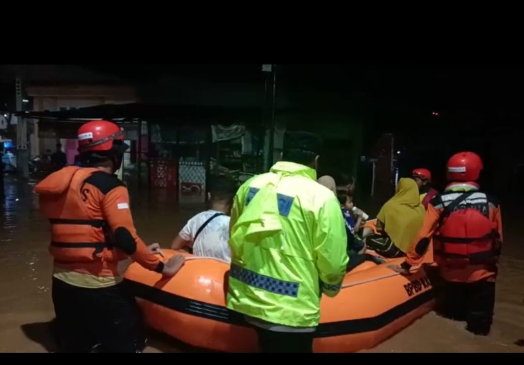 Polisi Bersama BPBD Bantu Evakuasi Korban Banjir di Pasuruan