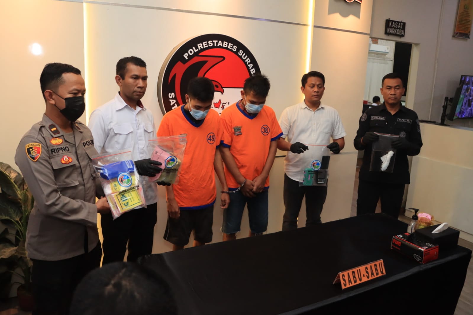 Polrestabes Surabaya Ungkap Peredaran Narkoba, Kakak Beradik Kurir 1 Kg Sabu Diamankan