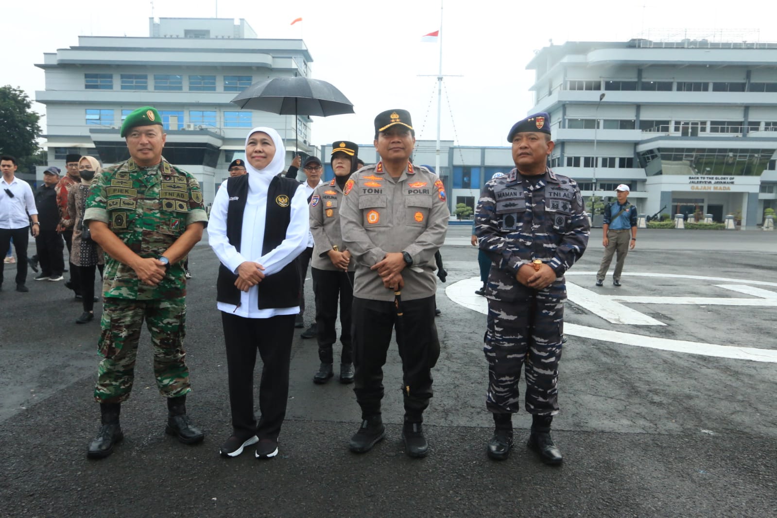 Kapolda Jatim Bersama Forkopimda Distribusikan Bantuan ke Pulau Masalembu Gunakan KRI Malahayati TNI AL