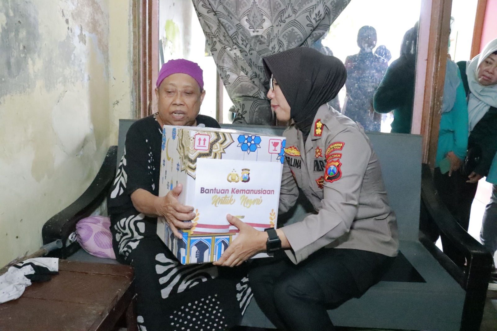 Polres Tanjung Perak Salurkan Bantuan Kemanusiaan Untuk Warga Kurang Mampu