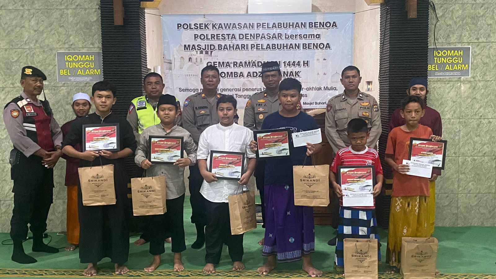 Pembagian Hadiah Lomba Adzan Piala Kapolsek Kawasan Pelabuhan Benoa di Masjid Bahari Pelabuhan Benoa