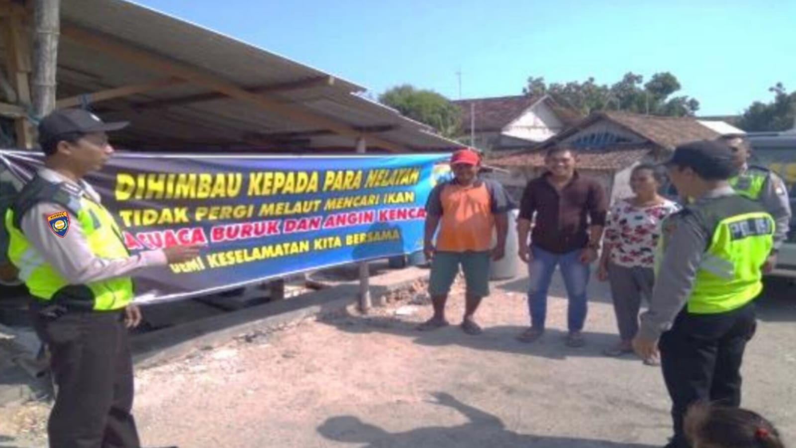 Polisi RW di Tuban Sambang Nelayan, Beri Himbauan Warga Pesisir Waspadai Kondisi Cuaca