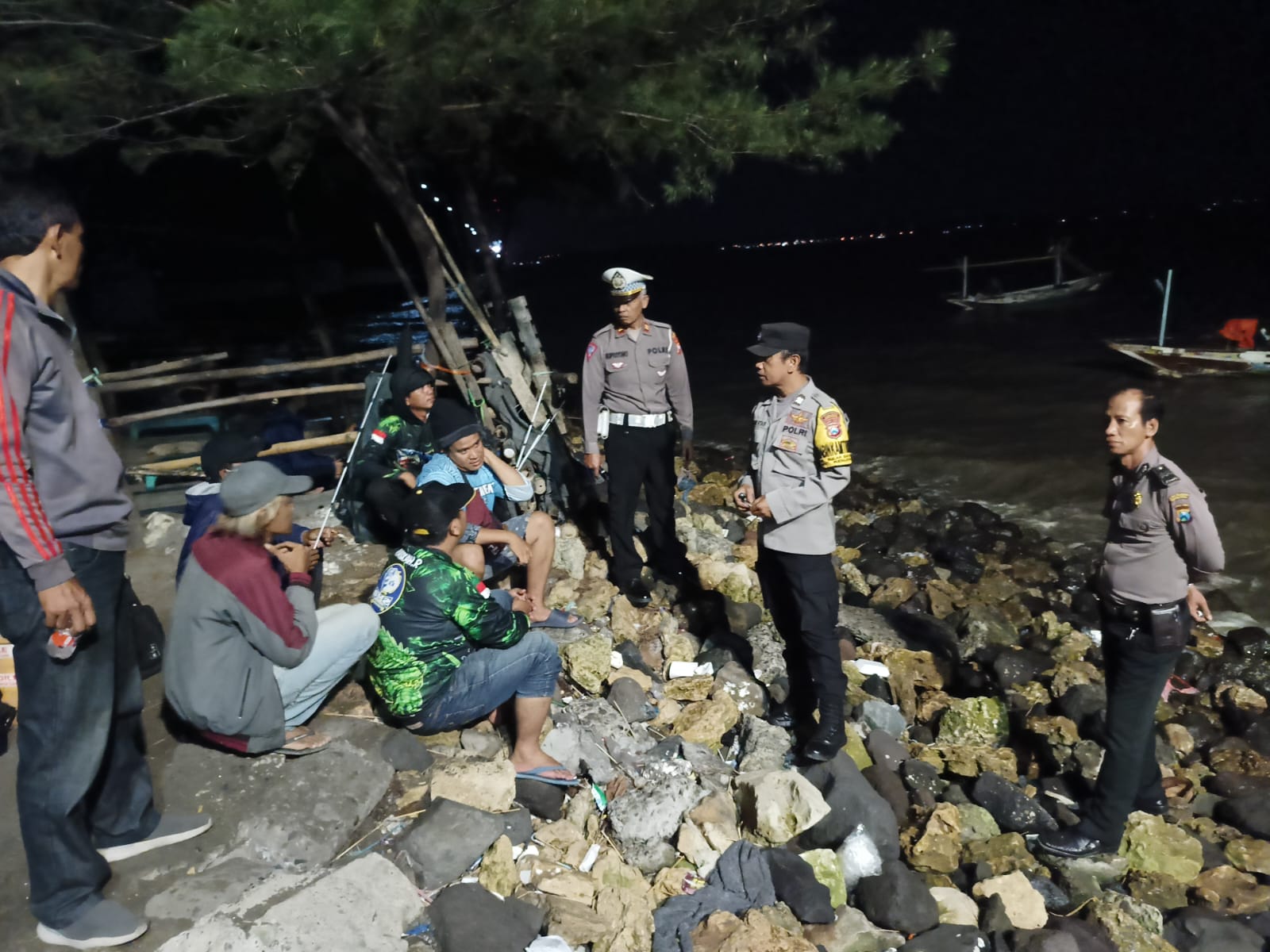 Polres Tanjungperak Patroli Dialogis, Sampaikan Himbauan Waspada Banjir Rob Dampak Fenomena Perigee
