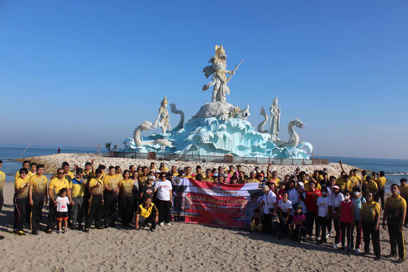 Meriah, Usai Giat Jalan Santai Hari Bhayangkara ke-77 Polres Bandara Ngurah Rai Gelar Lomba Stand Up Komedi