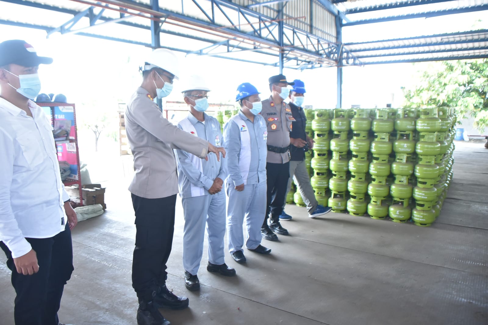 Jelang Idul Adha Polres Situbondo Tinjau SPBE Kapongan Pastikan Stok LPG 3 Kg Aman